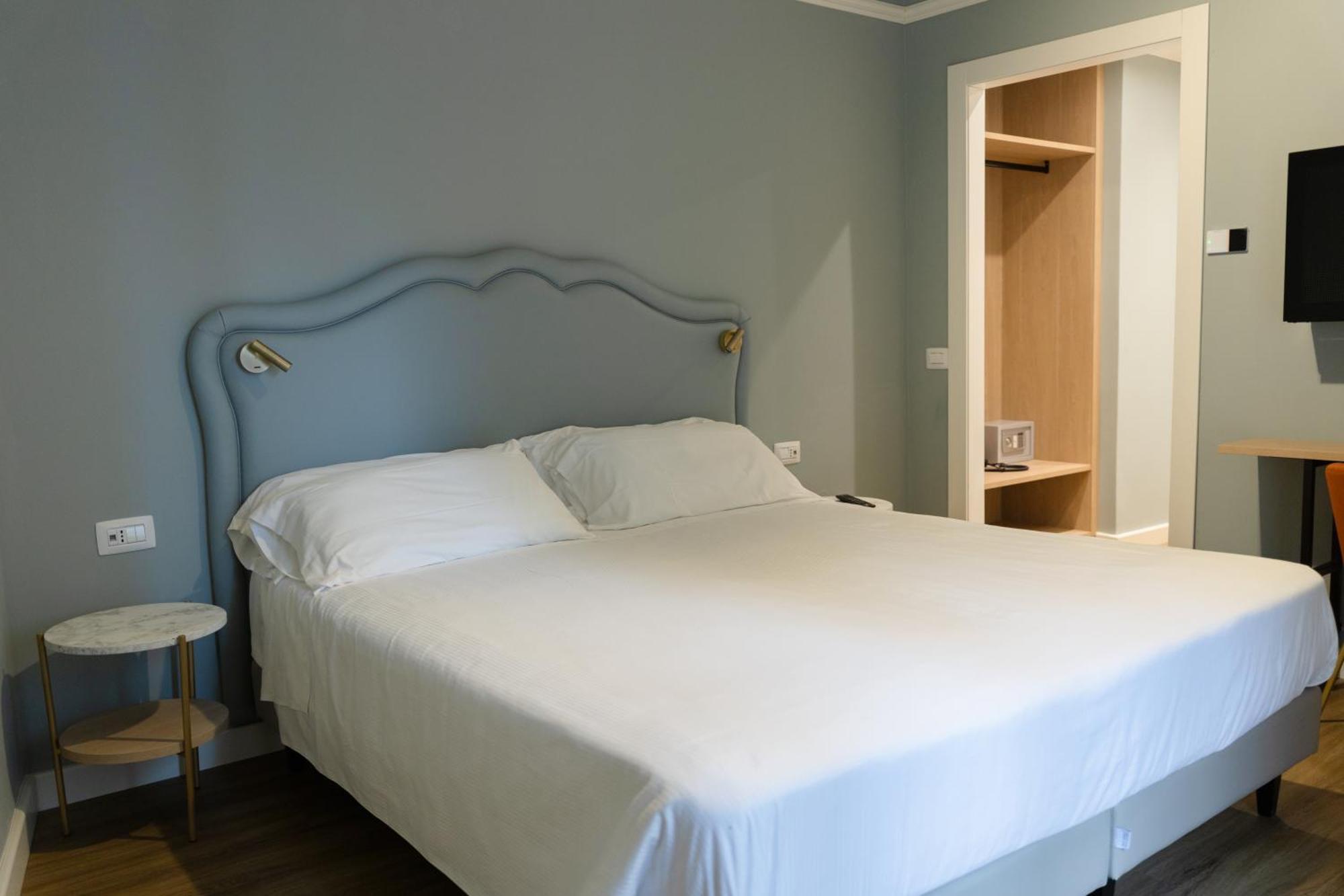 Shelley E Delle Palme, Bw Signature Collection 3* Lerici