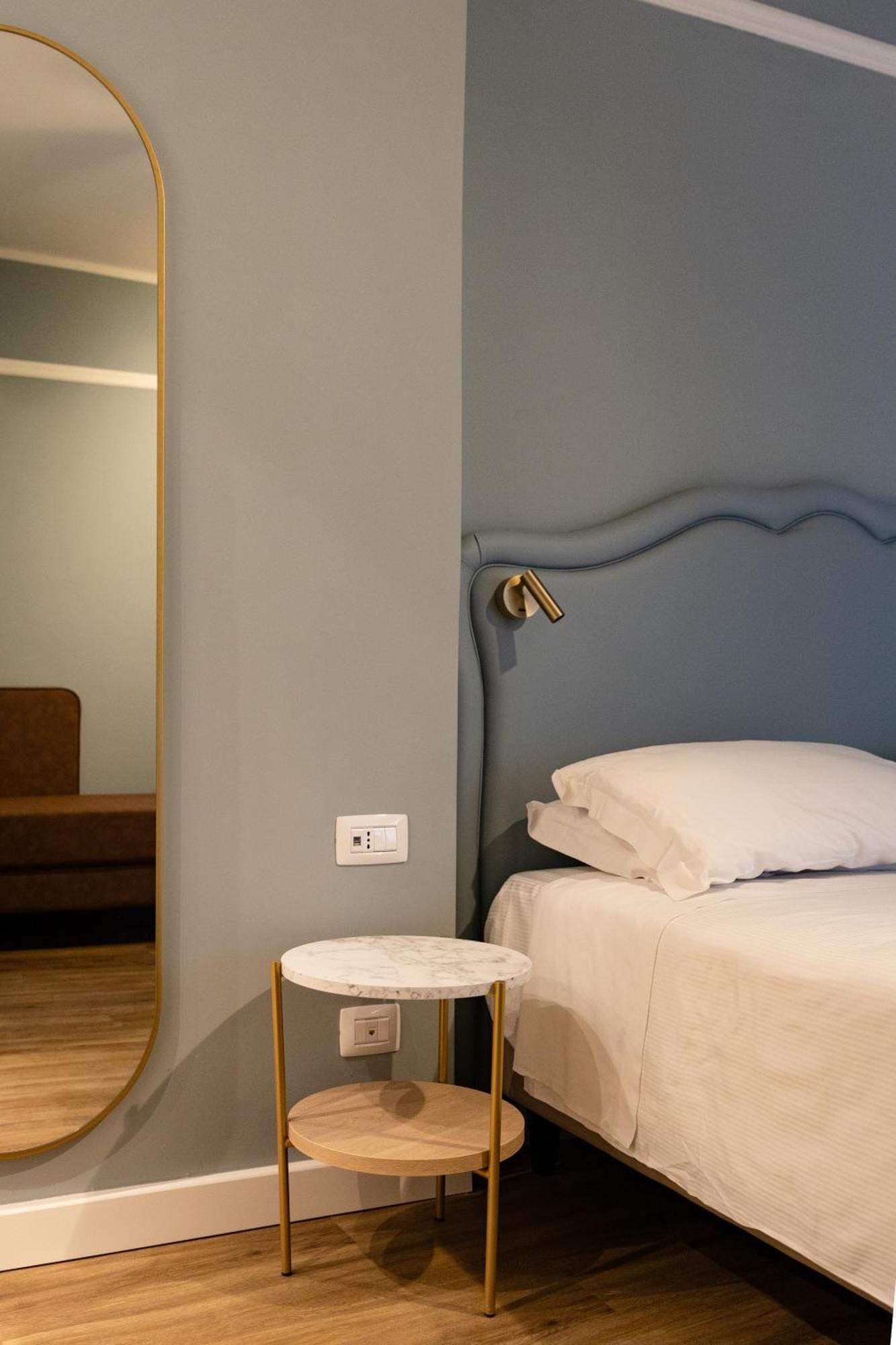 Shelley E Delle Palme, Bw Signature Collection 3* Lerici